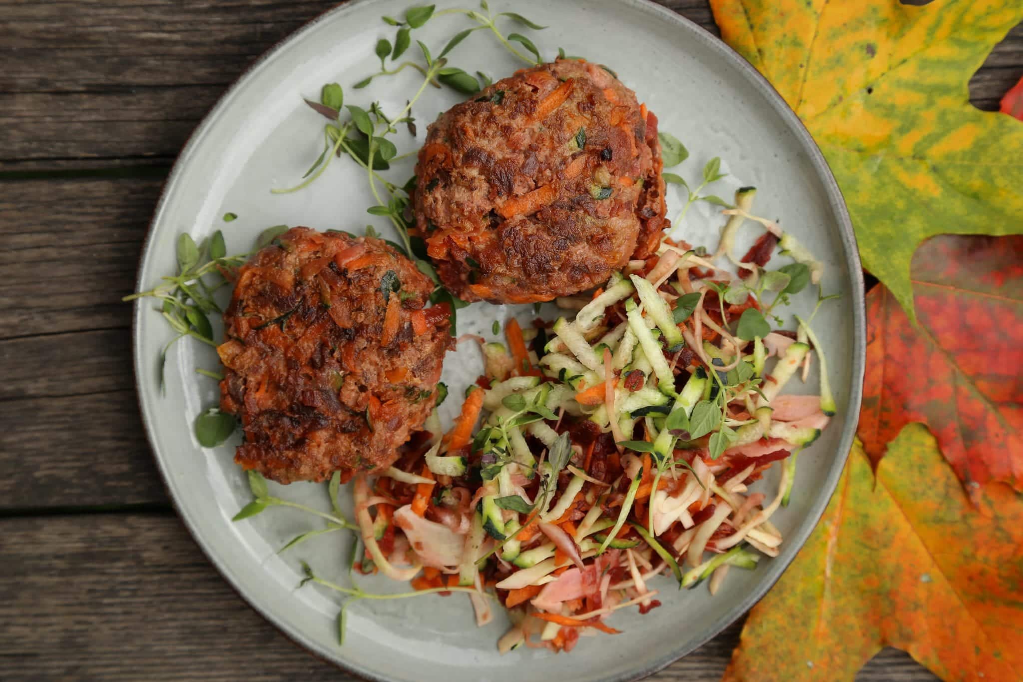 Biffar med riv på zucchini, rödbeta och morot (AIP & Paleo)