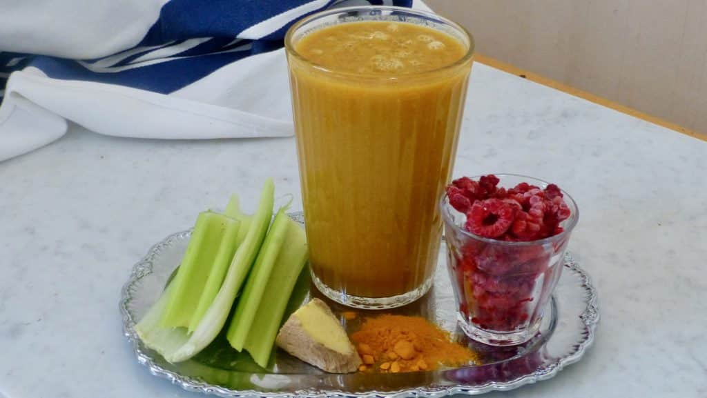 Juice med selleri och gurkmeja (AIP & Paleo) Swedish Paleo