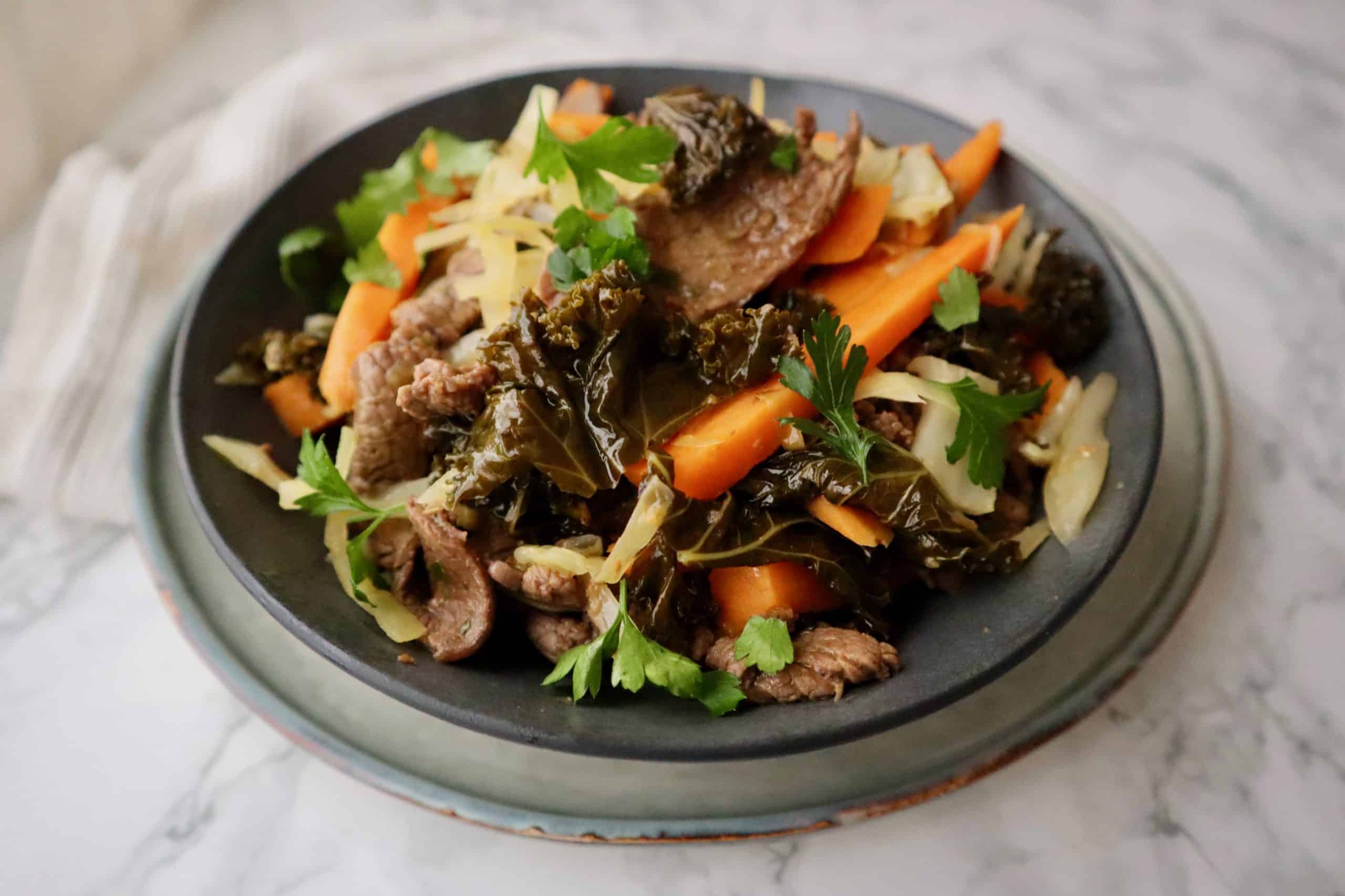 Marinerad lövbiff med sötpotatis och vitkål (AIP & Paleo)