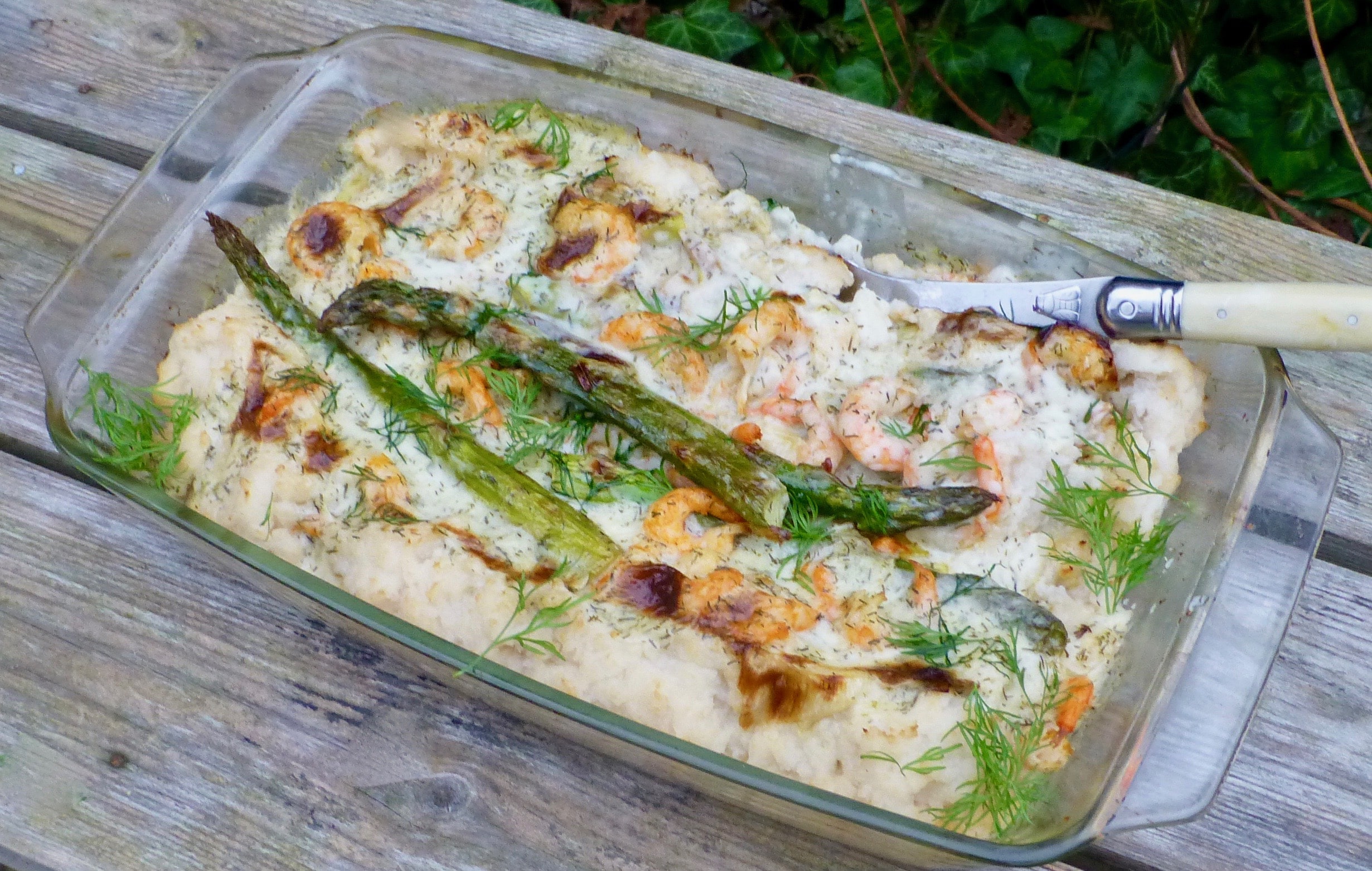 Räkgratäng med blomkålsmos och sparris (AIP & Paleo)