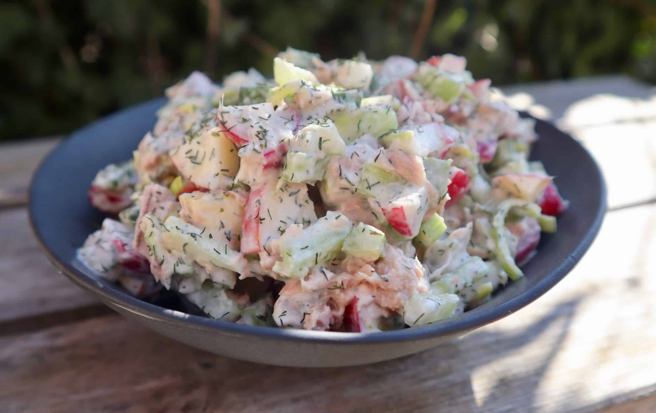 Tonfisksallad med äpple och rädisa