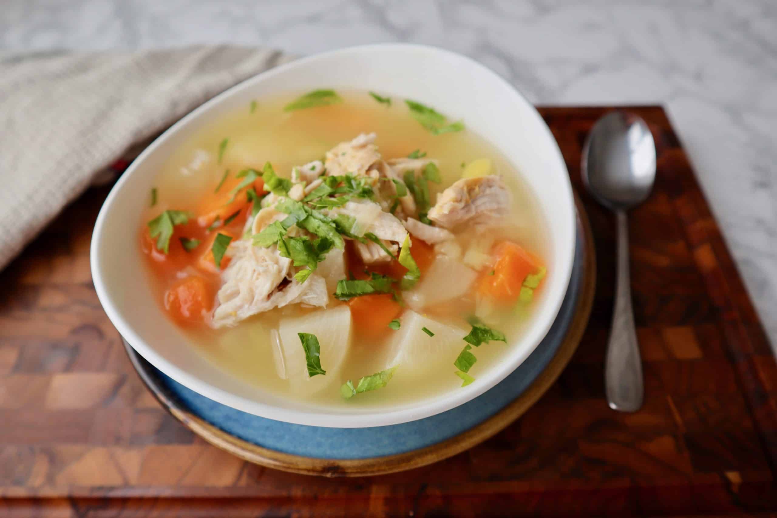 Kycklingsoppa med egen benbuljong (AIP & Paleo)