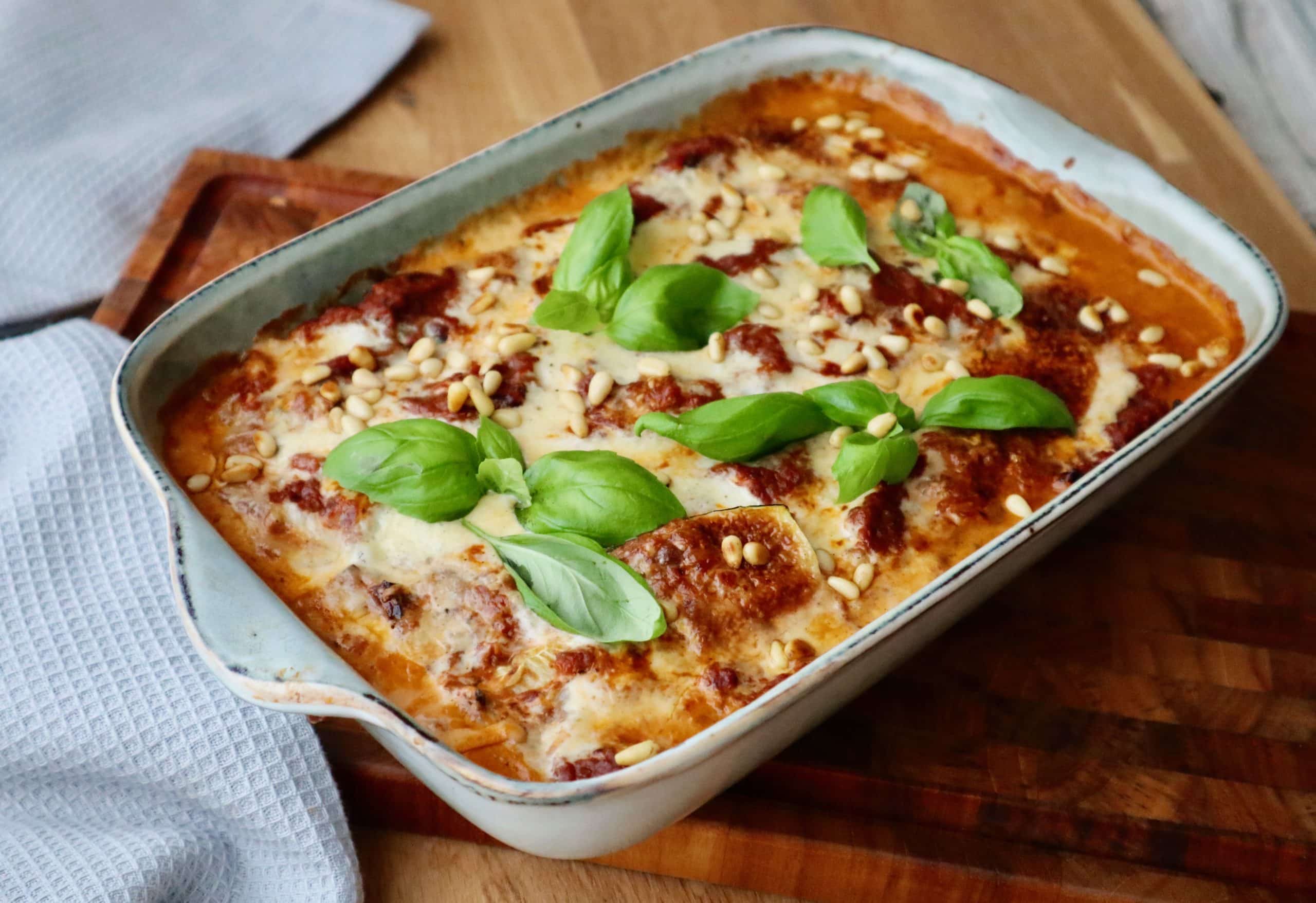 Vegetarisk lasagne med zucchini, spenat, pinjenötter och tomatsås