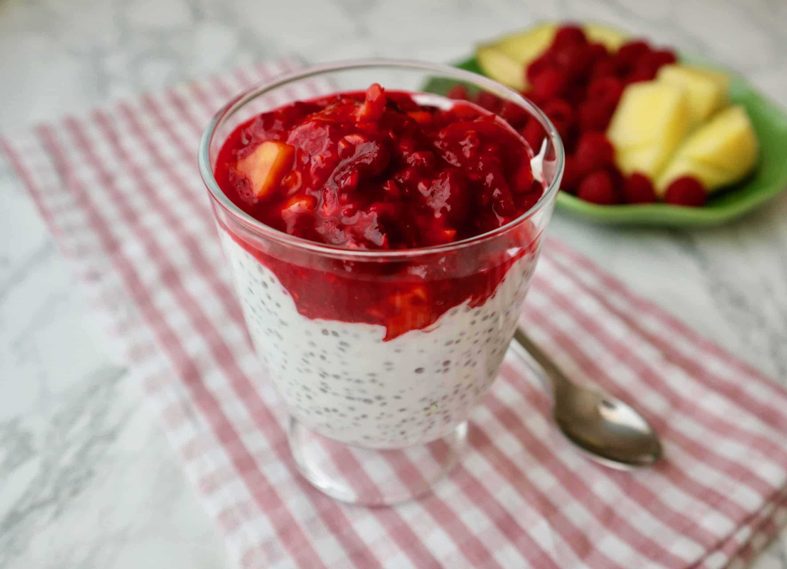 Chiapudding med hallon, mango och probiotika