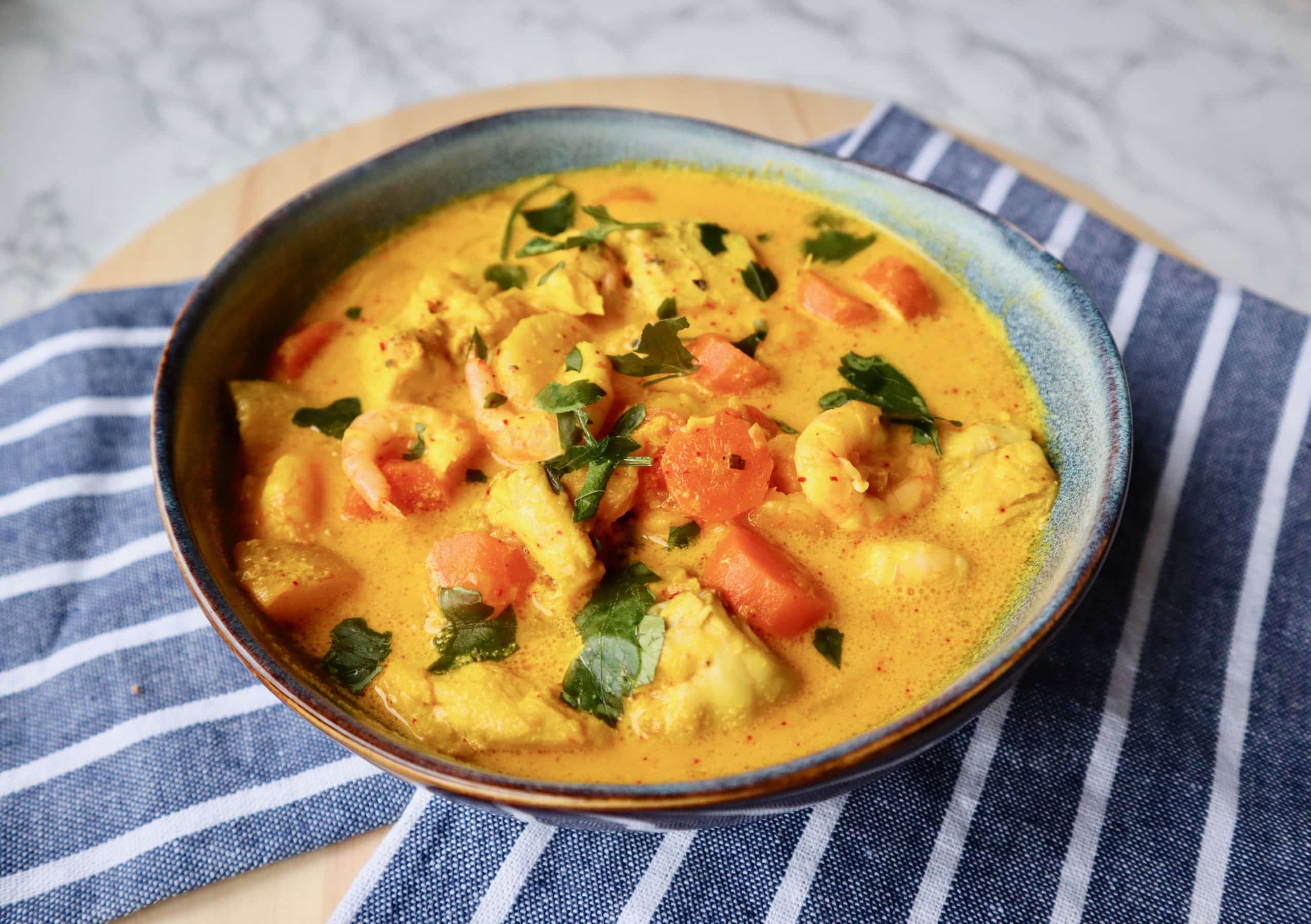 Fisksoppa med räkor och saffran