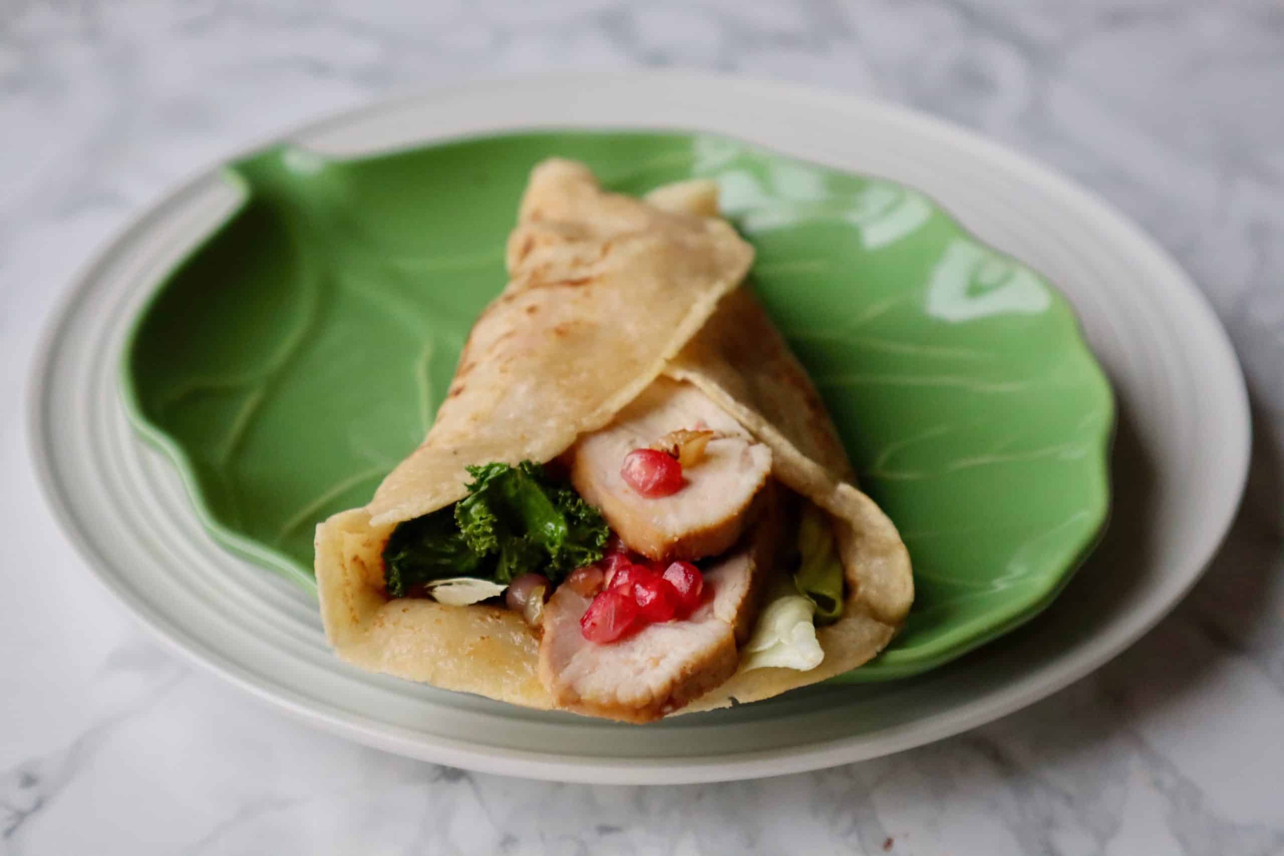 Wraps med kyckling, granatäpple, lök och grönkål