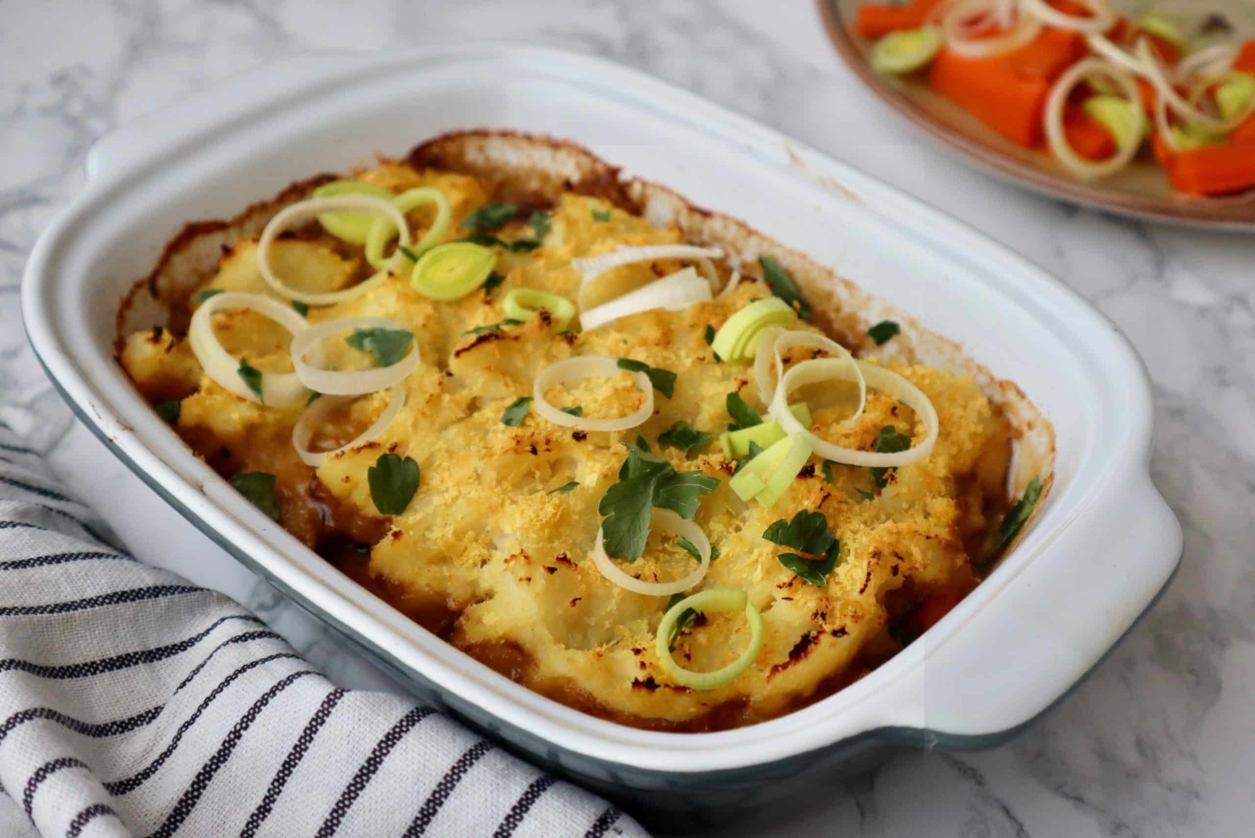 Grönsaksgratäng med stuvning på svamp och lök med mostäcke (AIP & Paleo)