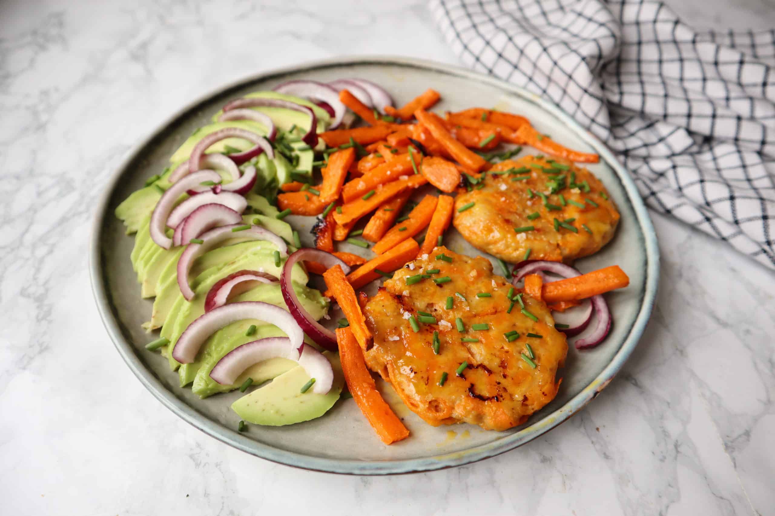 Kycklingbiffar med riven sötpotatis, strips och avokado