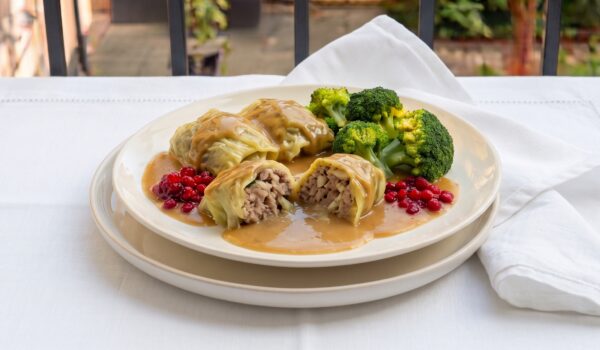 Kåldolmar med brunsås, broccoli och lingon