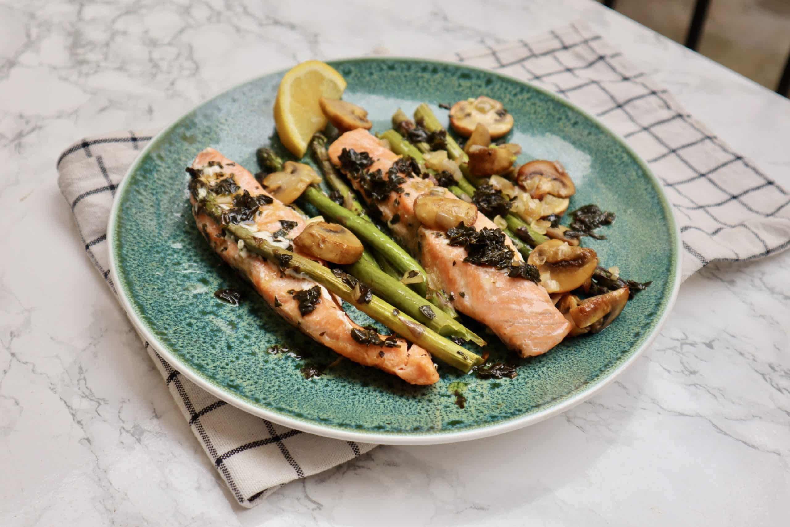 Lax och sparris i ugn med svamp, lök och basilikaröra