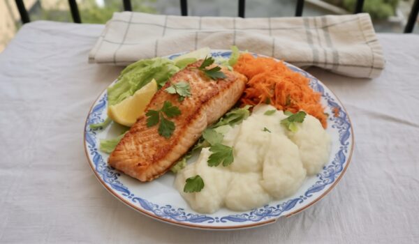 Lax med blomkålsmos och rivna morötter med citron