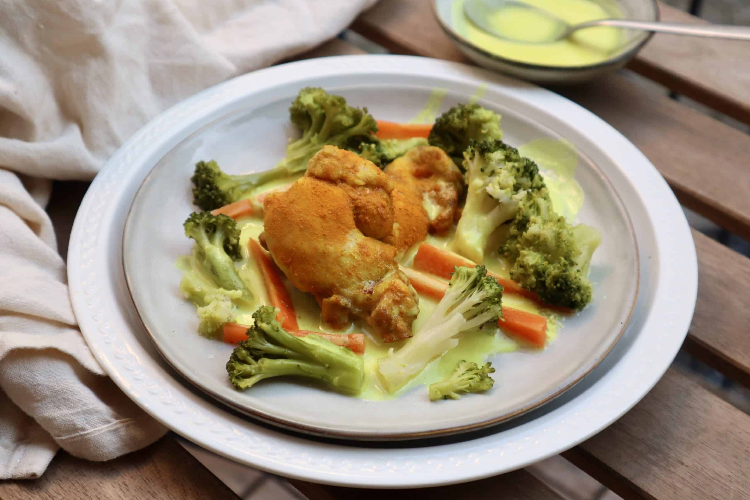 Kycklinglår med gurkmeja och citron, morötter, broccoli och citronsås (AIP & Paleo)