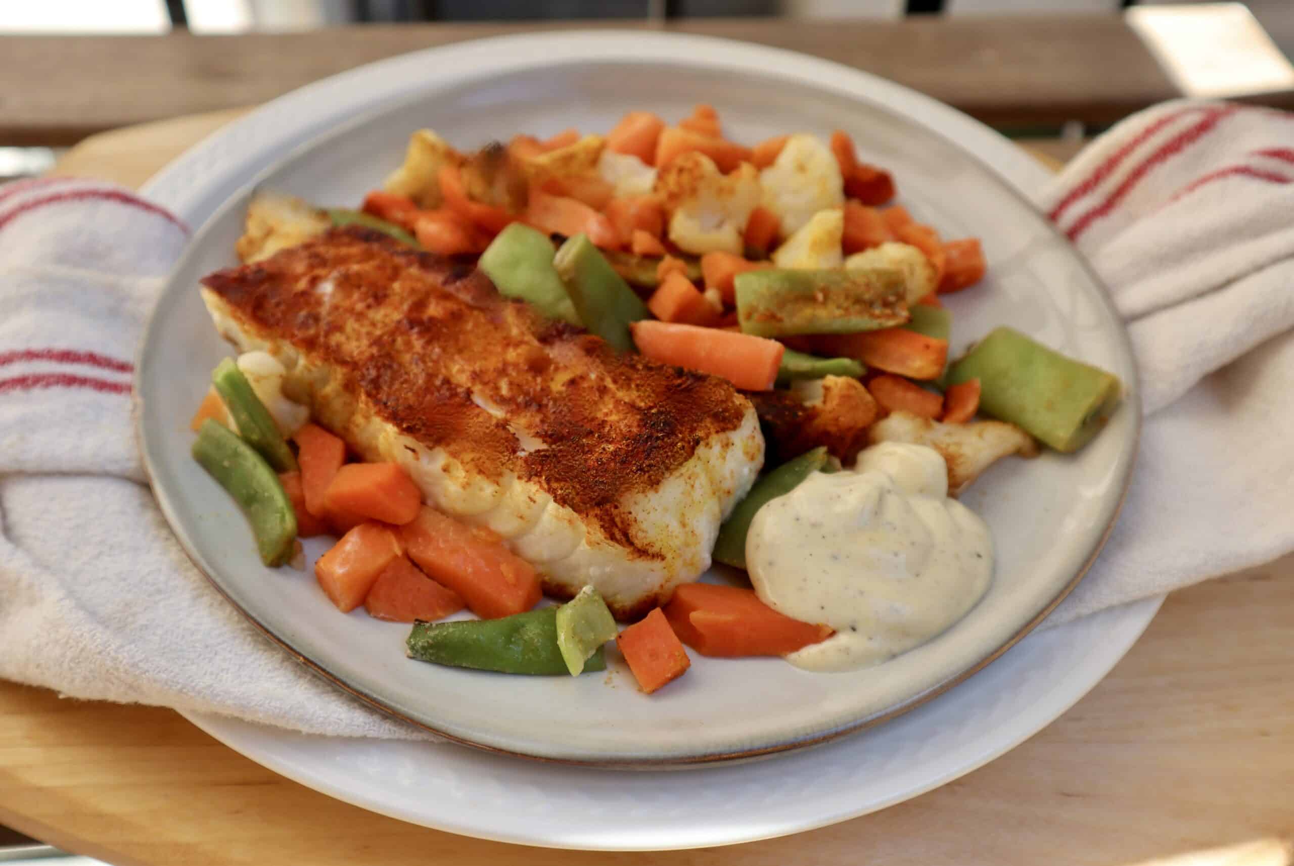 Torsk i ugn med senapsmajonnäs och sommargrönsaker (Paleo)