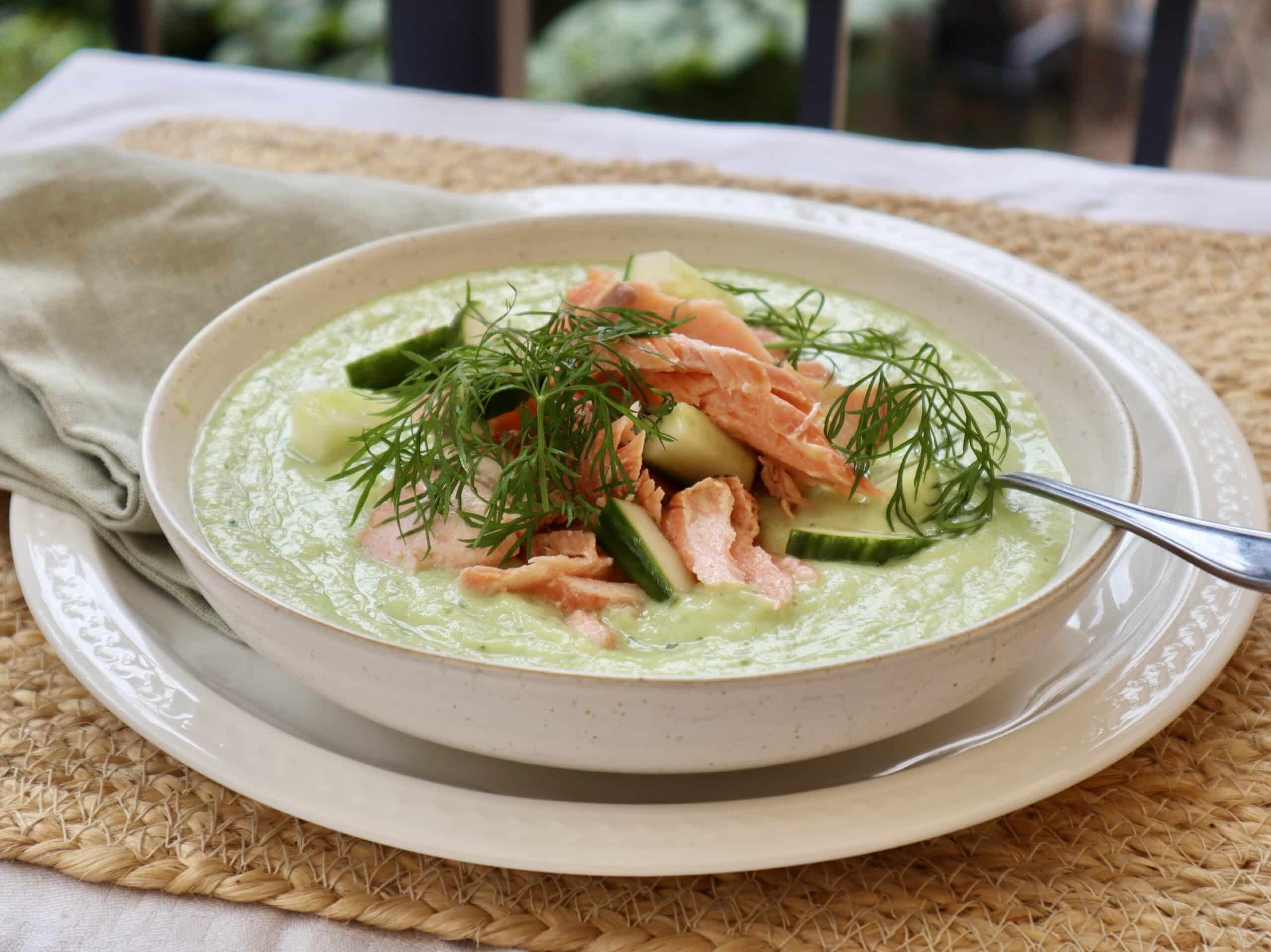 Kall avokadosoppa med gurka och varmrökt lax