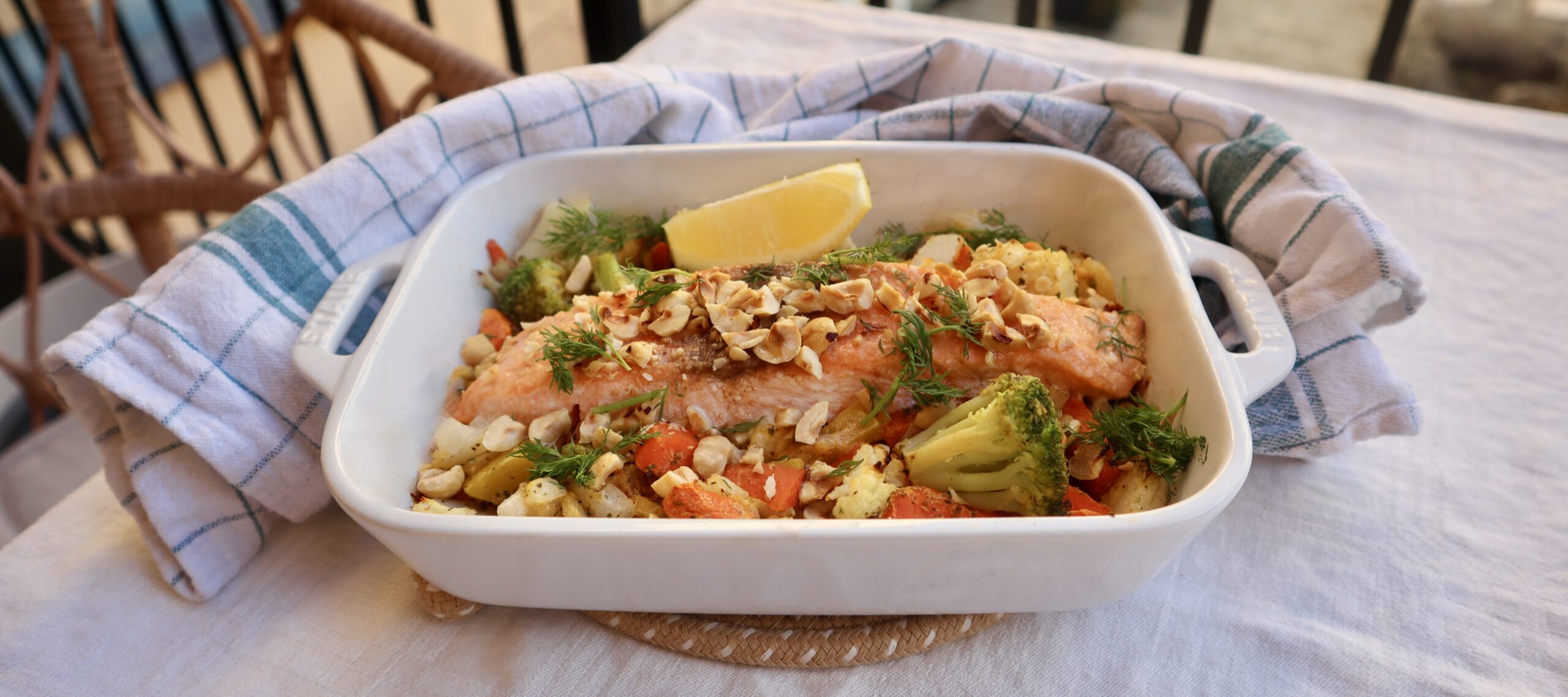 Lax i ugn med grönsaksmix och rostade hasselnötter