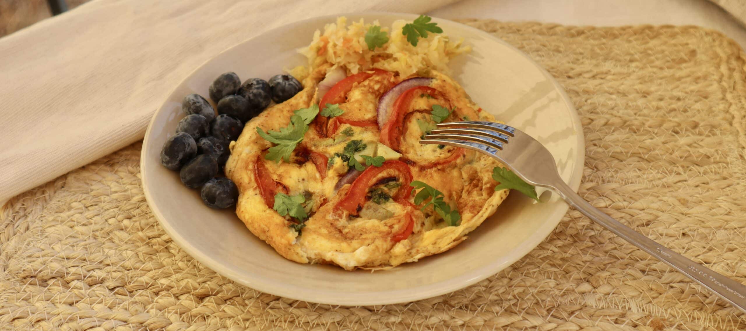 Omelett med paprika, avokado, lök, blåbär och kimchi