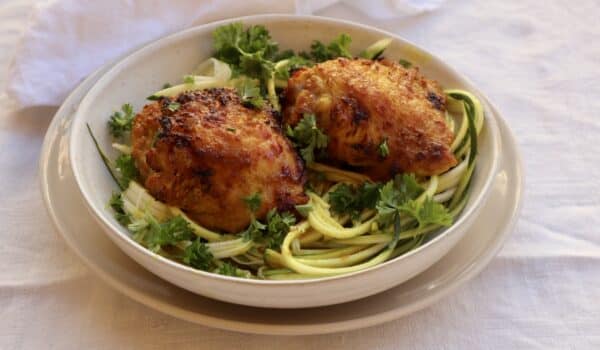 Ugnsrostade currykycklinglår med svarvad zucchini