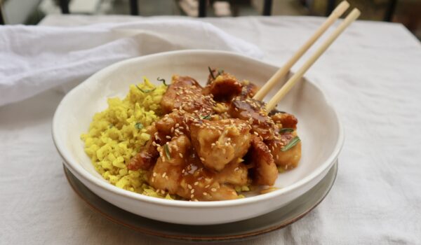 Panerad apelsinkyckling med kryddigt blomkålsris