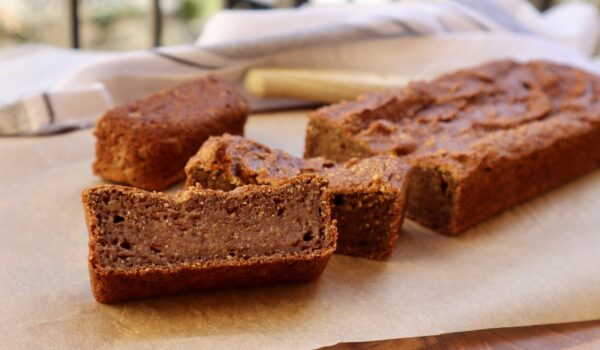 Bananbröd på mogna bananer, jordmandel- och kassavamjöl