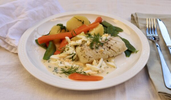 Vit fisk med äggsås, potatis, morötter och sockerbönor
