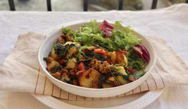 Pytt i panna med potatis, spenat och kryddig köttfärs