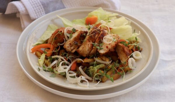 Chilimarinerad saftig kycklingfilé med ugnsbakade grönsaker, skysås och krispig sallad
