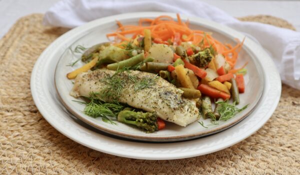 Vit fisk i ugn med grönsaker, morotssallad och örtdressing