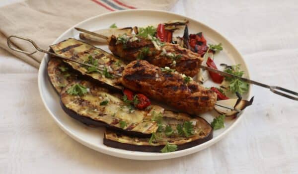 Grillade kryddiga kycklingspett och aubergine med glaze