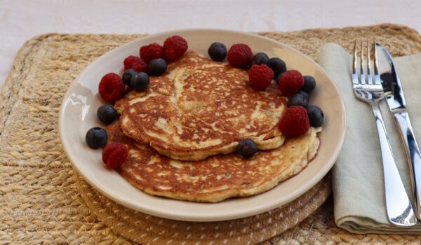 Tjocka proteinpannkakor med mandelmjöl, kollagenpulver och bär