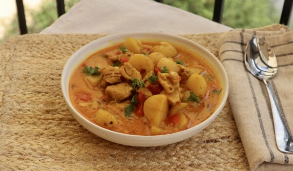 Asiatisk kyckling- och currygryta med potatis och lime