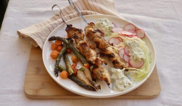 Grillade kycklingspett med sparris, lök, morötter och tzatziki