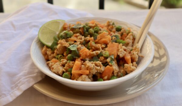 Sötpotatis, gröna ärtor och stekt kycklingfärs med lime