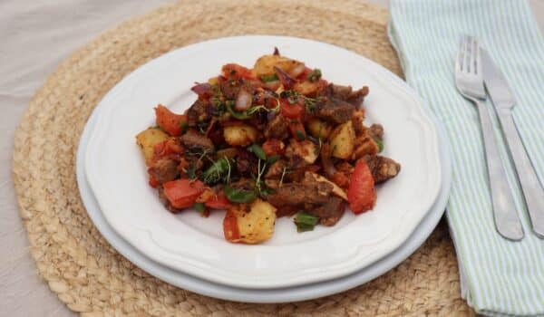Spansk pyttipanna med grillkött, padrons och tomatsötma