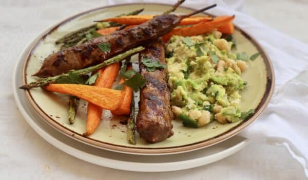 Grillspett på nötkött med bönröra med avokado