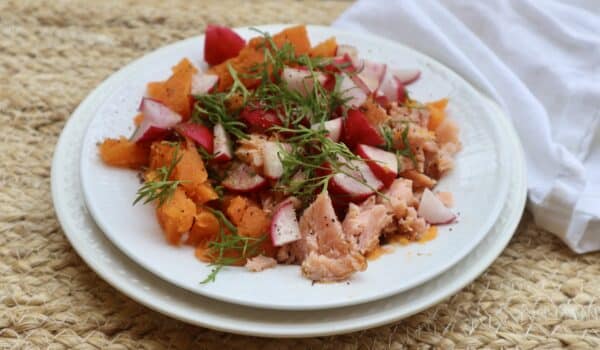 Sötpotatis med varmrökt lax och rädisor