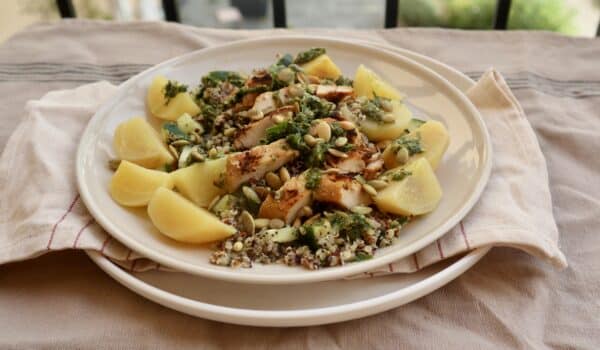 Kyckling med quinoa, gulbetor och persiljesalsa verde