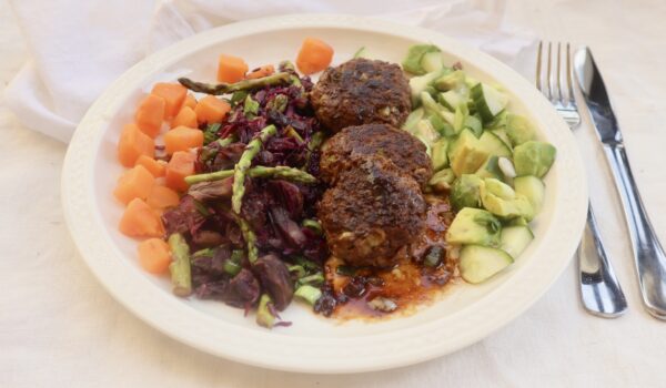 Köttfärsbiffar med svamp- och rödkålsröra, sparris och sötpotatis