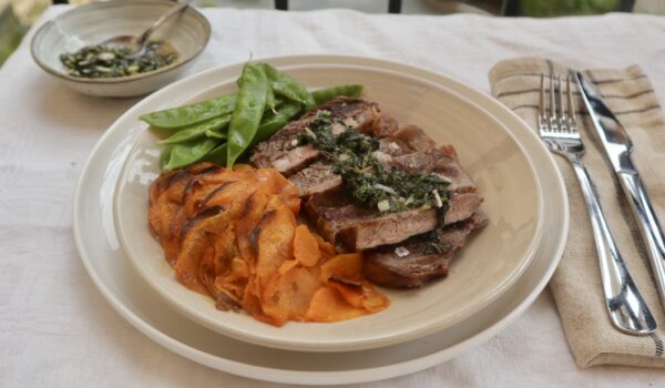 Stekt kött med sötpotatisgratäng, sockerärtor och chimichurri