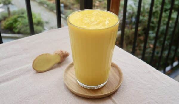 Smoothie med mango, ingefära och vanilj (lassi utan kokos)
