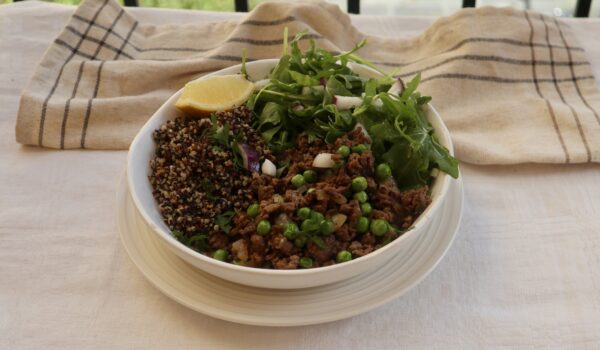 Smakrik köttfärsröra med lök, gröna ärtor och quinoa