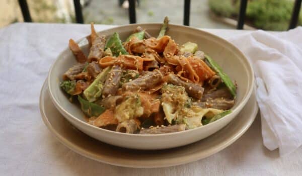 Thai satay-bovetepasta med krispiga grönsaker och rostade frön