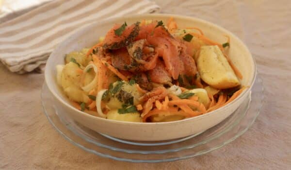 Potatissallad med potatis slungad i ghee, kallrökt lax, morot och purjolök