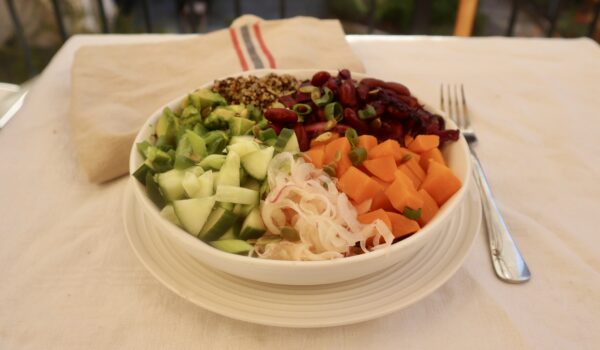 Poké bowl med sötpotatis, rödkål, sparris, svarta bönor och picklad rödlök