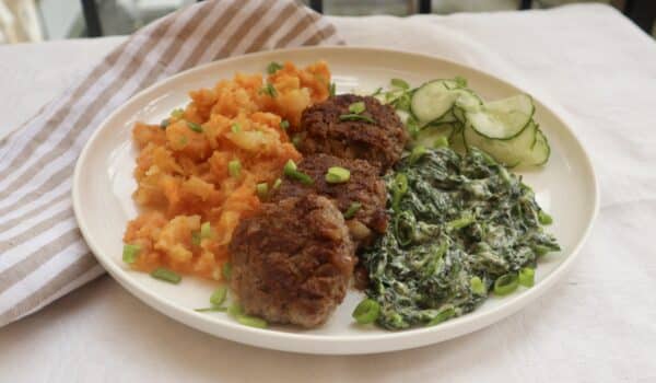 Biffar med riven zucchini, stuvad spenat och rotmos