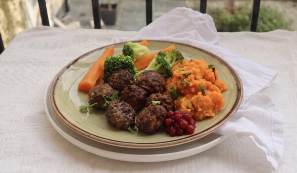 Persiljespäckade köttbullar med sötpotatisstomp och lingon