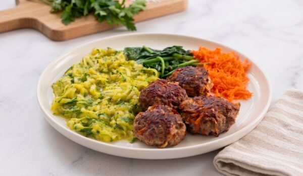 Nötfärsbiffar med gurkmejarisotto på zucchini