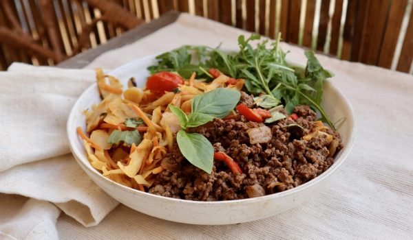 Bowl med stekt kål och moorot och köttfärs med thaibasilika