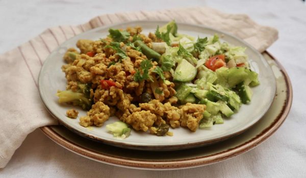 Currystekt kycklingfärs med sallad