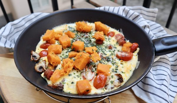 FRukost med omelett och sötpotatis