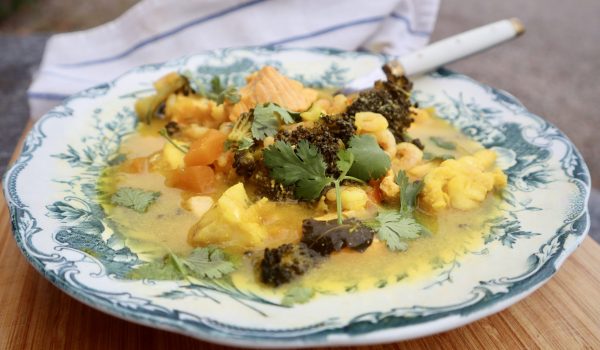 Fisksoppa medsaffran, grönsaker och räkor